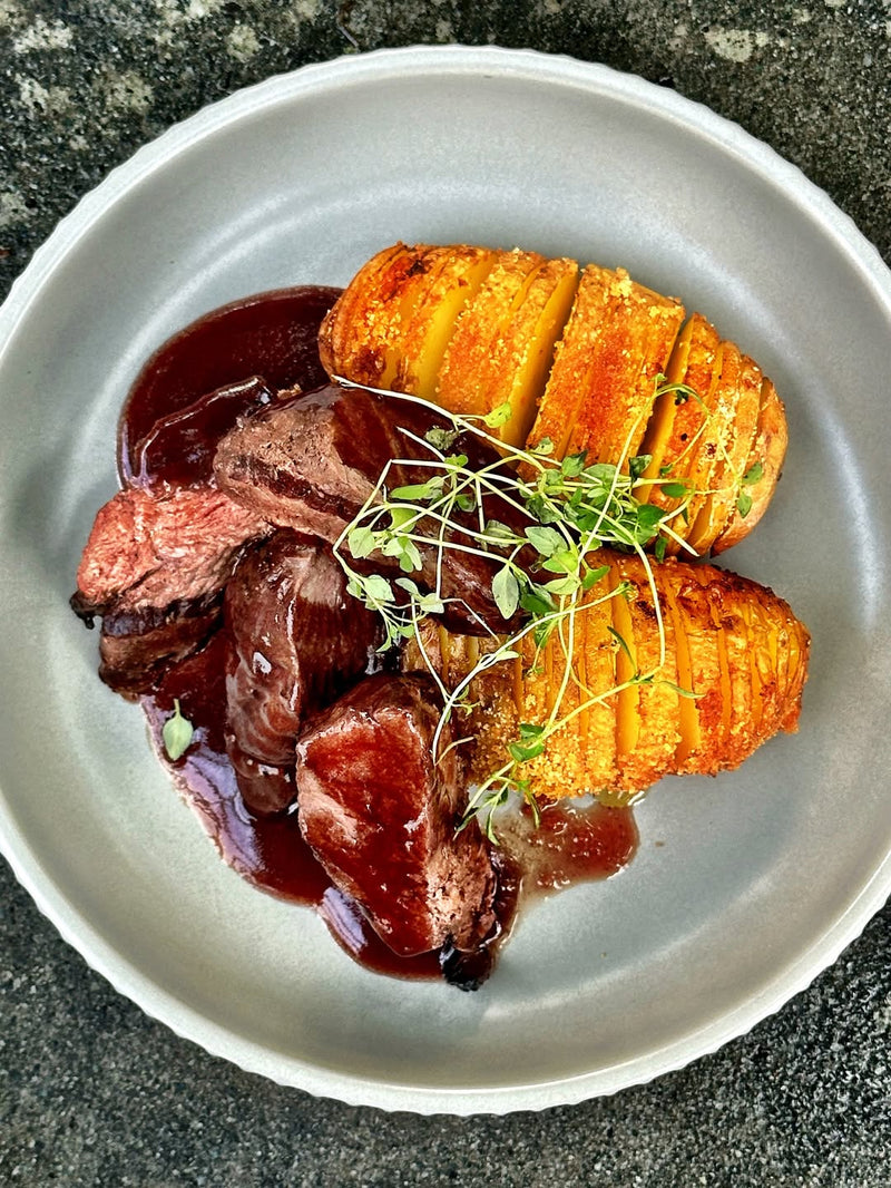 Grillad kängurufilé med hasselbackspotatis och rödvinsås